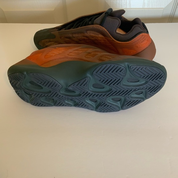 Adidas Yeezy 700 V3 - Picture 6 of 7